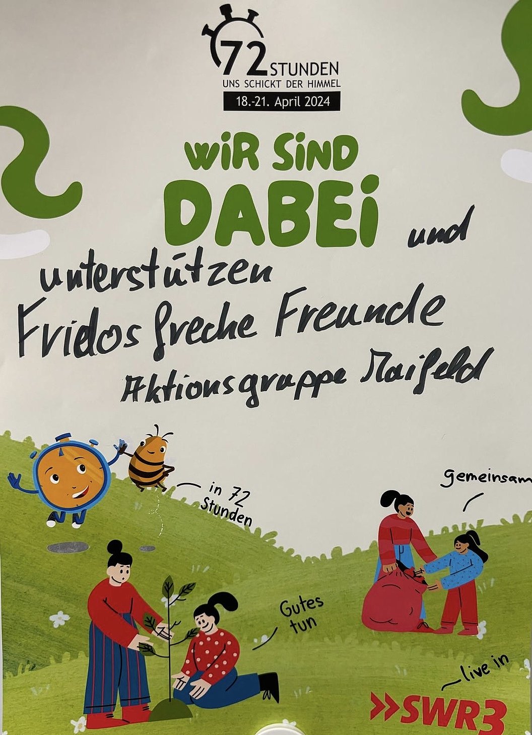 Illustration mit zwei Frauen und zwei Kindern auf einer grünen Wiese, eine Frau bindet einem Kind die Schuhe, die andere Frau hält ein Kind auf dem Schoß, darüber Text mit dem Logo von "72 Stunden" und dem Schriftzug 'wir sind dabei und unterstützen Fridos freche Freunde Aktionsgruppe Taunfeld'
